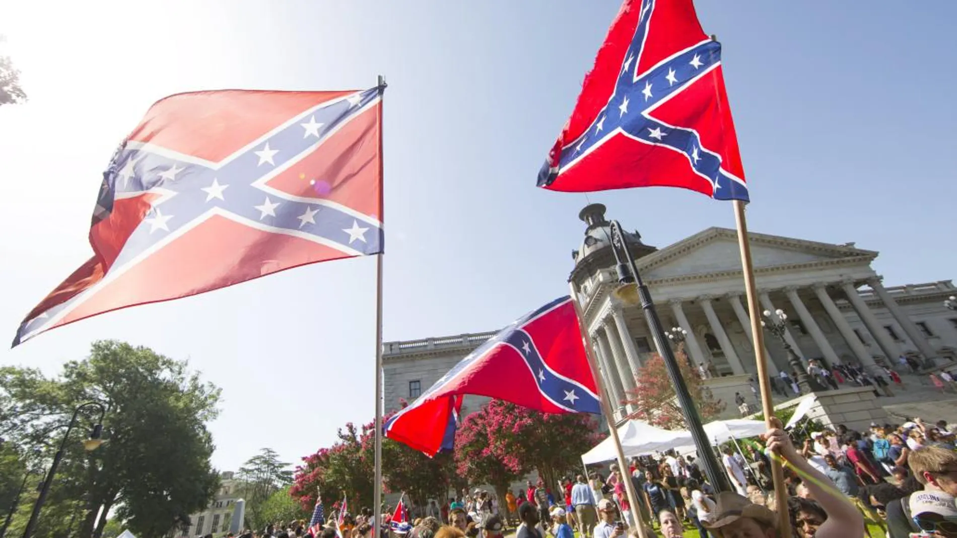 Manifestante en apoyo de la bandera confederada salen a la calle en Carolina del Sur