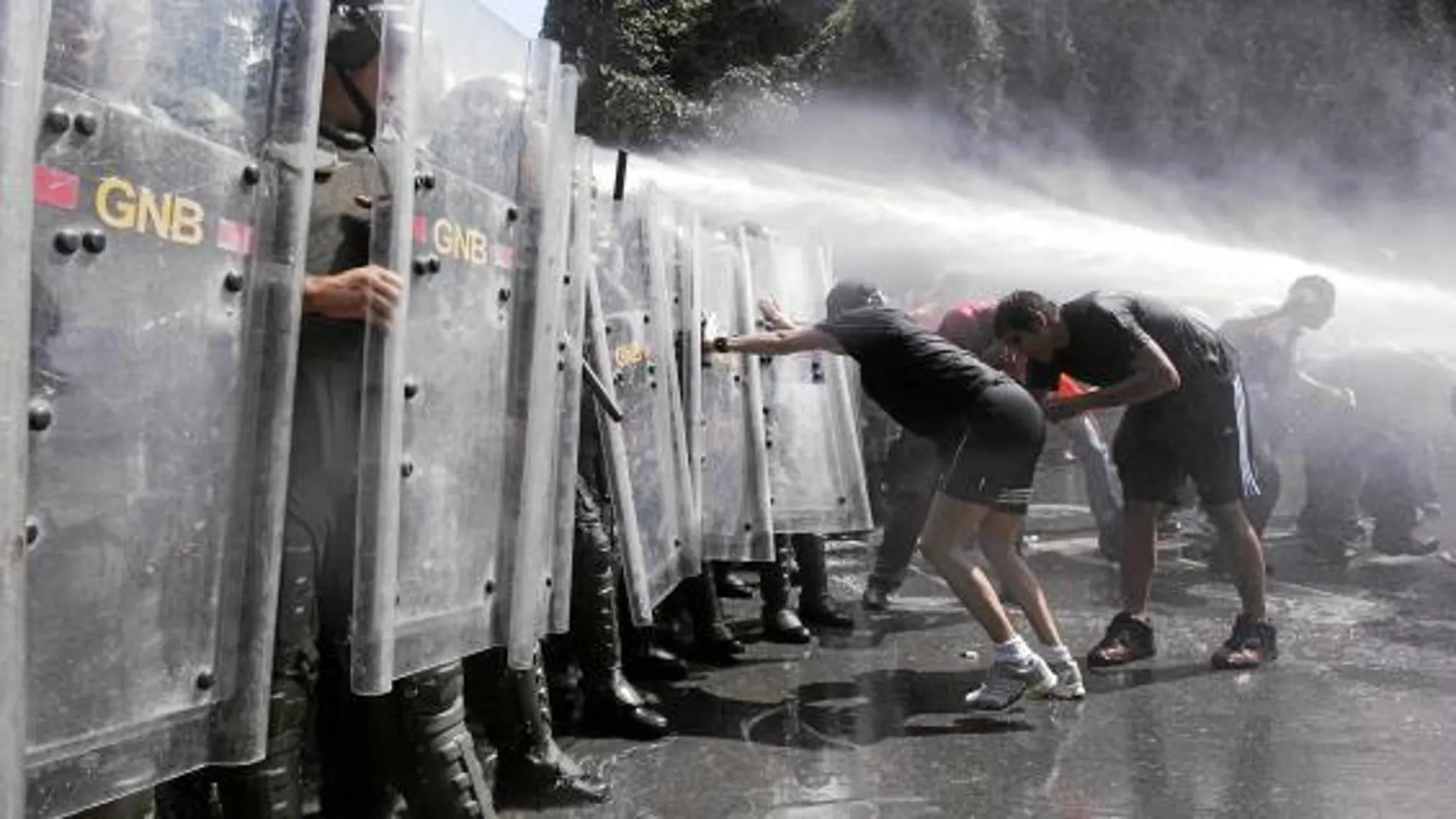 Un grupo de universitarios se enfrenta a la Guardia Nacional en Caracas