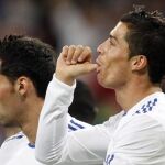 Ronaldo y Arbeloa tras un gol del portugués