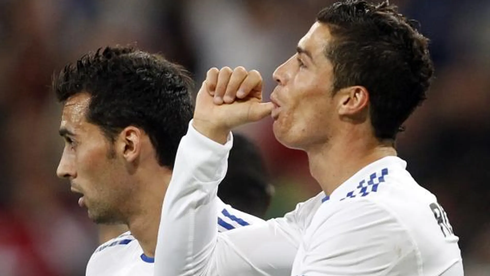 Ronaldo y Arbeloa tras un gol del portugués