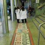 Los «corrillos» a las puertas de los hospitales para fumar se tendrán que disolver a partir de enero
