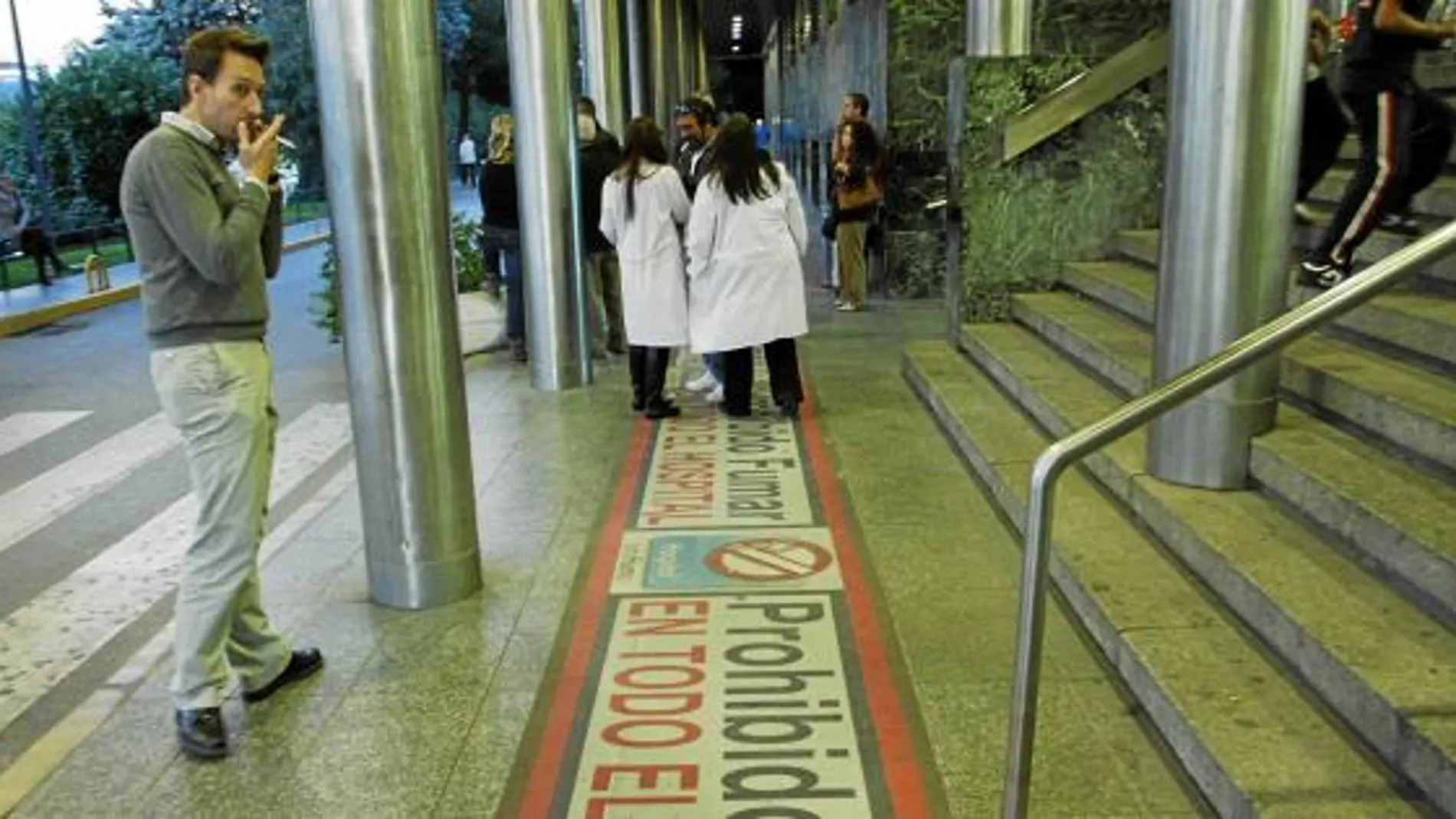 Los «corrillos» a las puertas de los hospitales para fumar se tendrán que disolver a partir de enero