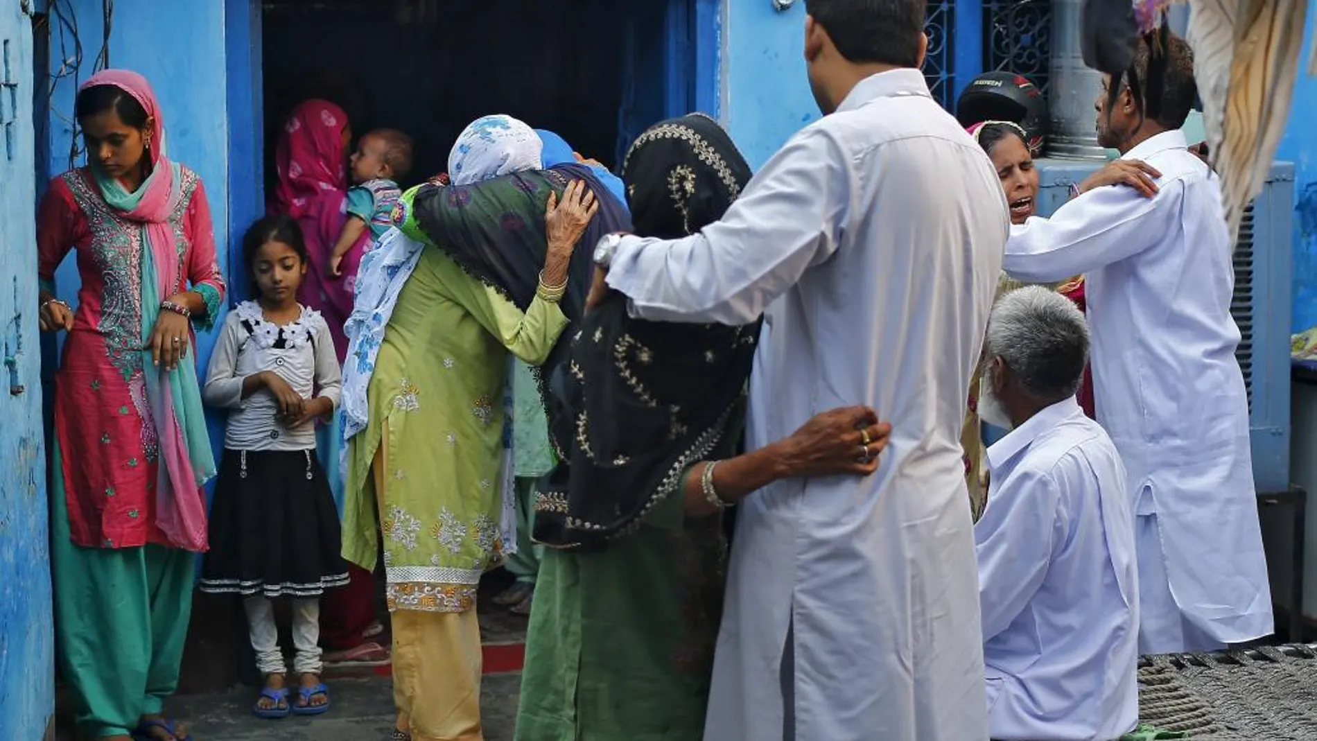 Familiares y amigos de Mohammad Akhlaq lloran su muerte en Bisara, en Uttar Pradesh, India