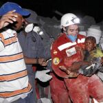 Uno de los bomberos de Castilla y León con el niño que rescataron del terremoto hace ya casi un año