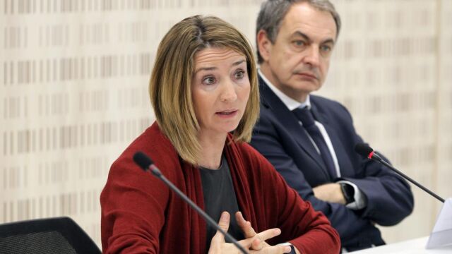 La consejera de Familia e Igualdad de Oportunidades, Alicia García, junto con el presidente del Foro Contratación Socialmente Responsable, José Luis Rodríguez Zapatero, clausura la jornada “El compromiso Social de la nueva Ley de Contratos del Sector Público”.