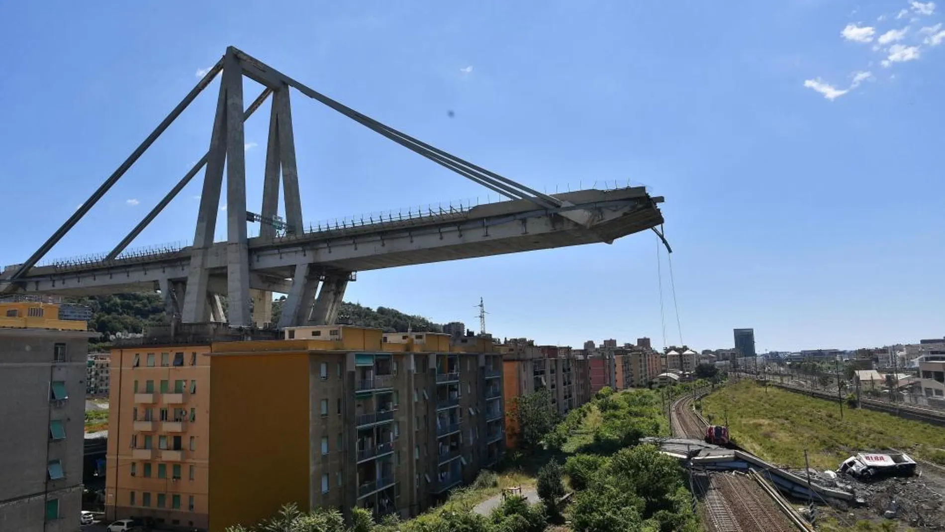 Vista de los restos del puente Morandi, que se derrumbó el martes en Génova. Foto: Efe
