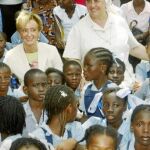 De la Vega con las Hijas de la Caridad, en Haiti, tras el terremoto