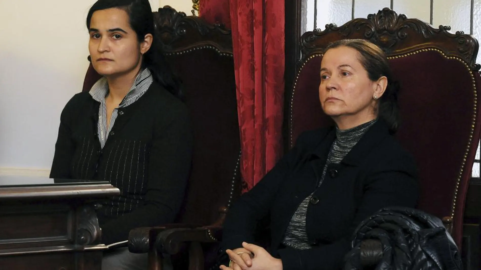 Monserrat González (d), autora confesa del crimen de la presidenta de la Diputación de León, Isabel Carrasco, junto a su hija y segunda acusada Triana Martínez (i), durante la nueva jornada del juicio