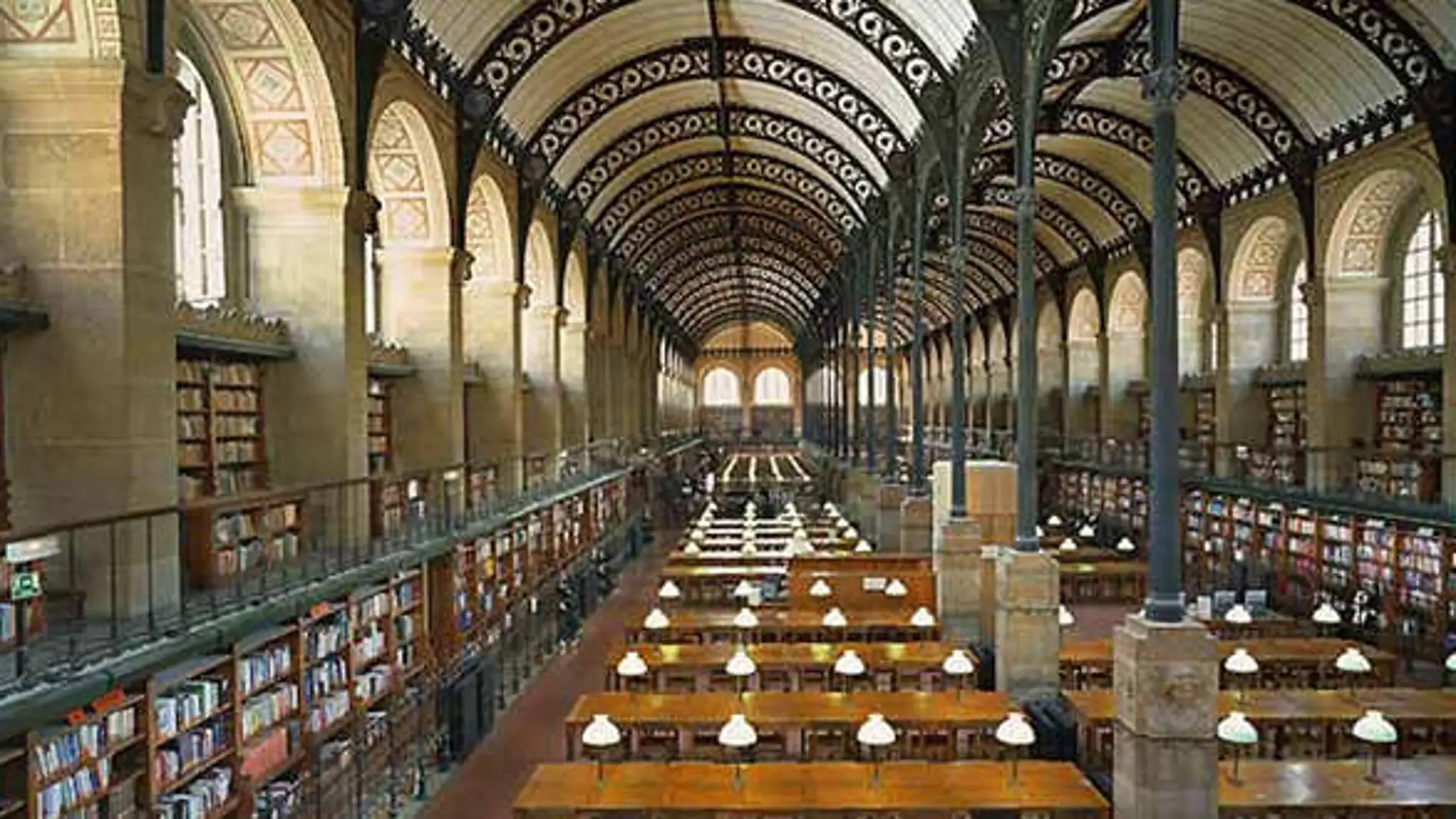 La Biblioteca vaticana cuenta con 1.600.000 libros, de ellos 8.400 incunables.