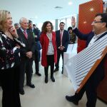 La consejera de Economía y Hacienda, Pilar del Olmo, junto con el consejero delegado de Stac, Carlos Vega, y en presencia, entre otros, de la alcaldesa de Ponferrada, Gloria Fernández Merayo