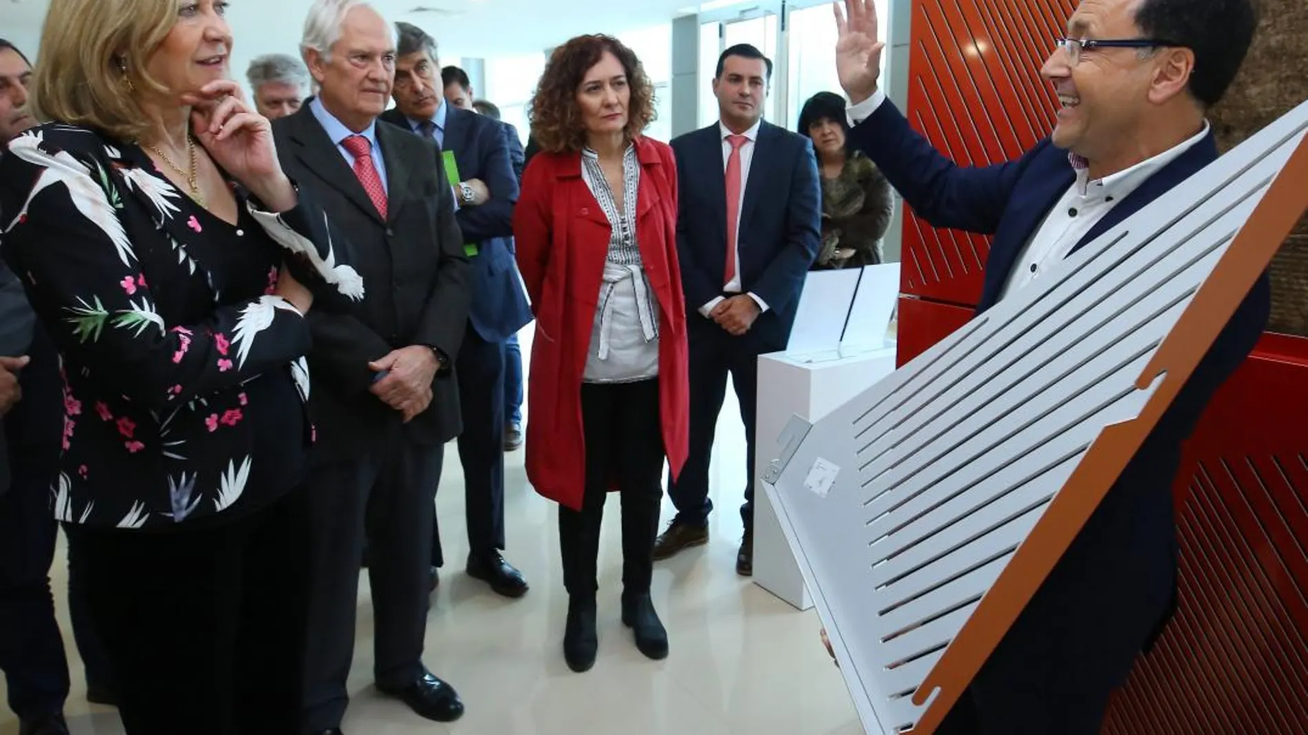 La consejera de Economía y Hacienda, Pilar del Olmo, junto con el consejero delegado de Stac, Carlos Vega, y en presencia, entre otros, de la alcaldesa de Ponferrada, Gloria Fernández Merayo