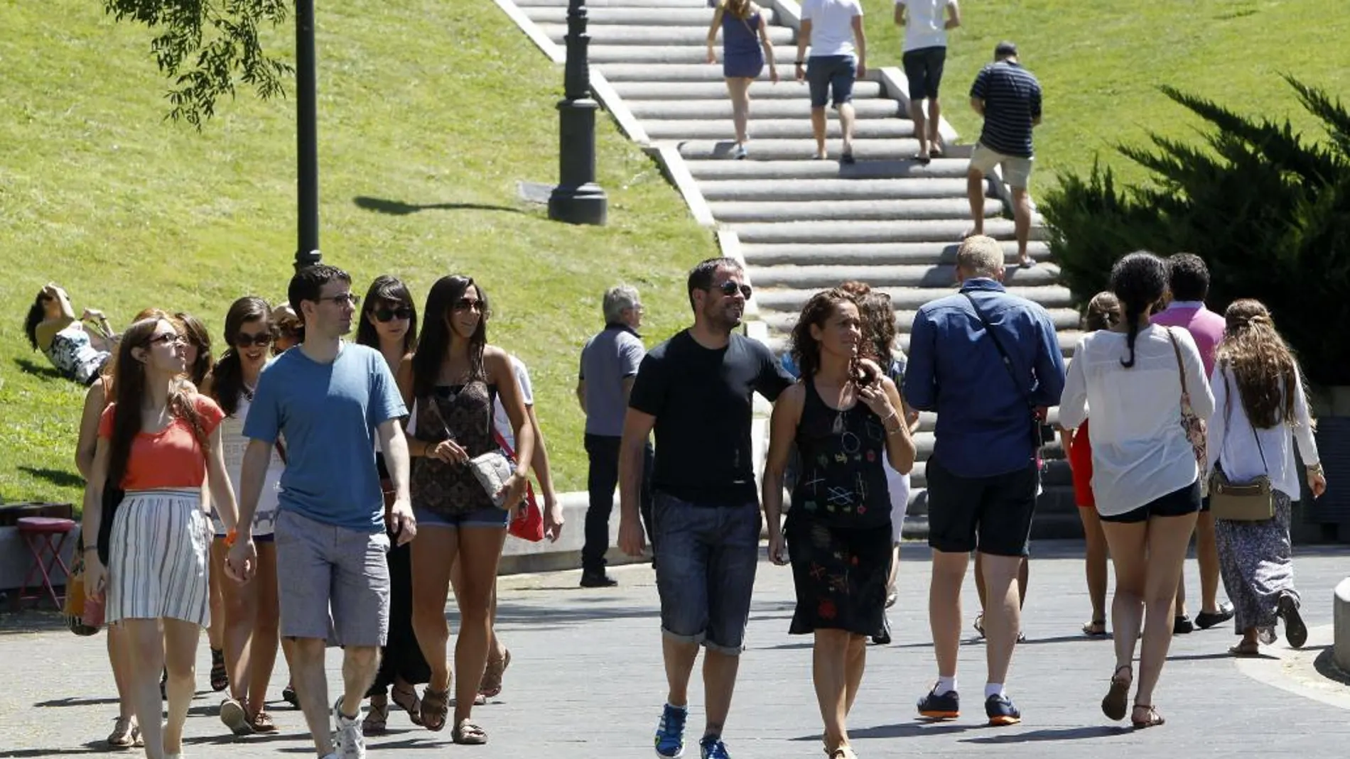 Varias personas pasean por las inmediaciones del Museo Nacional del Prado de la capital