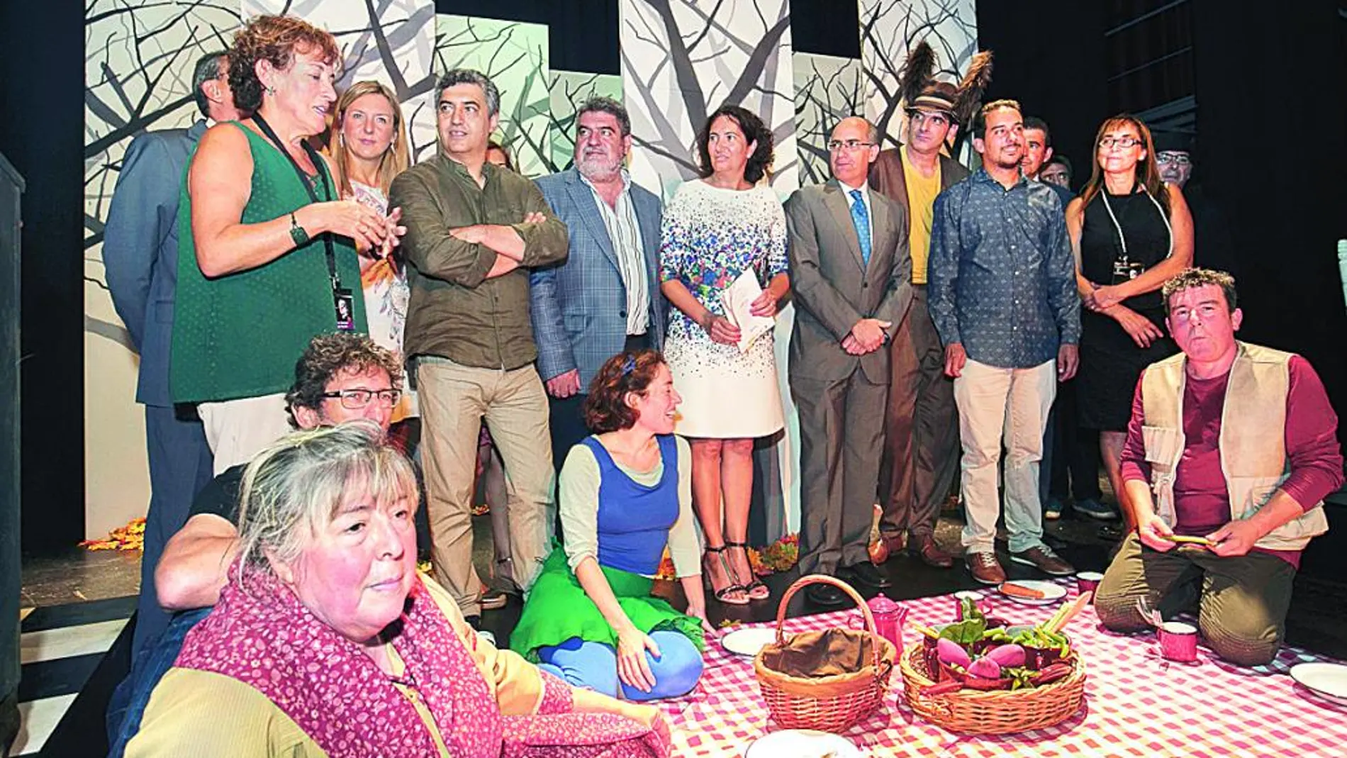García-Cirac y Javier Iglesias abren la Feria asistiendo a la función «Caperucita. Lo que nunca se contó» de Teloncillo Teatro