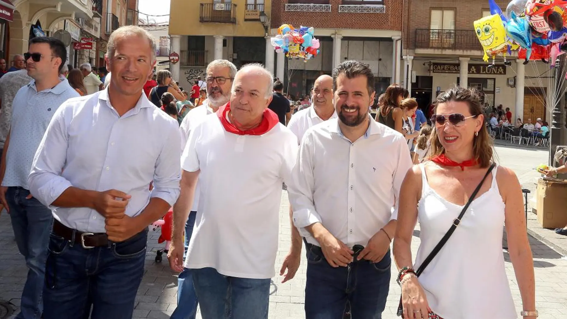 El secretario general del PSOECyL, Luis Tudanca, acompañado del portavoz en el Senado, Ander Gil, y Elías Arranz, visita Peñafiel