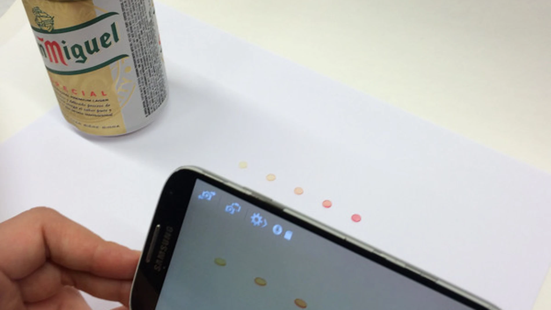 Los sensores cambian de color amarillo a rosa cuando se ponen en contacto con una cerveza con furfural