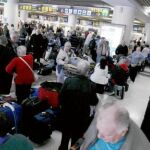La mañana todavía se mostraba incierta y la indignación se apoderaba de los pasajeros, que aprovechaban cualquier rincón del aeropuerto para descansar.