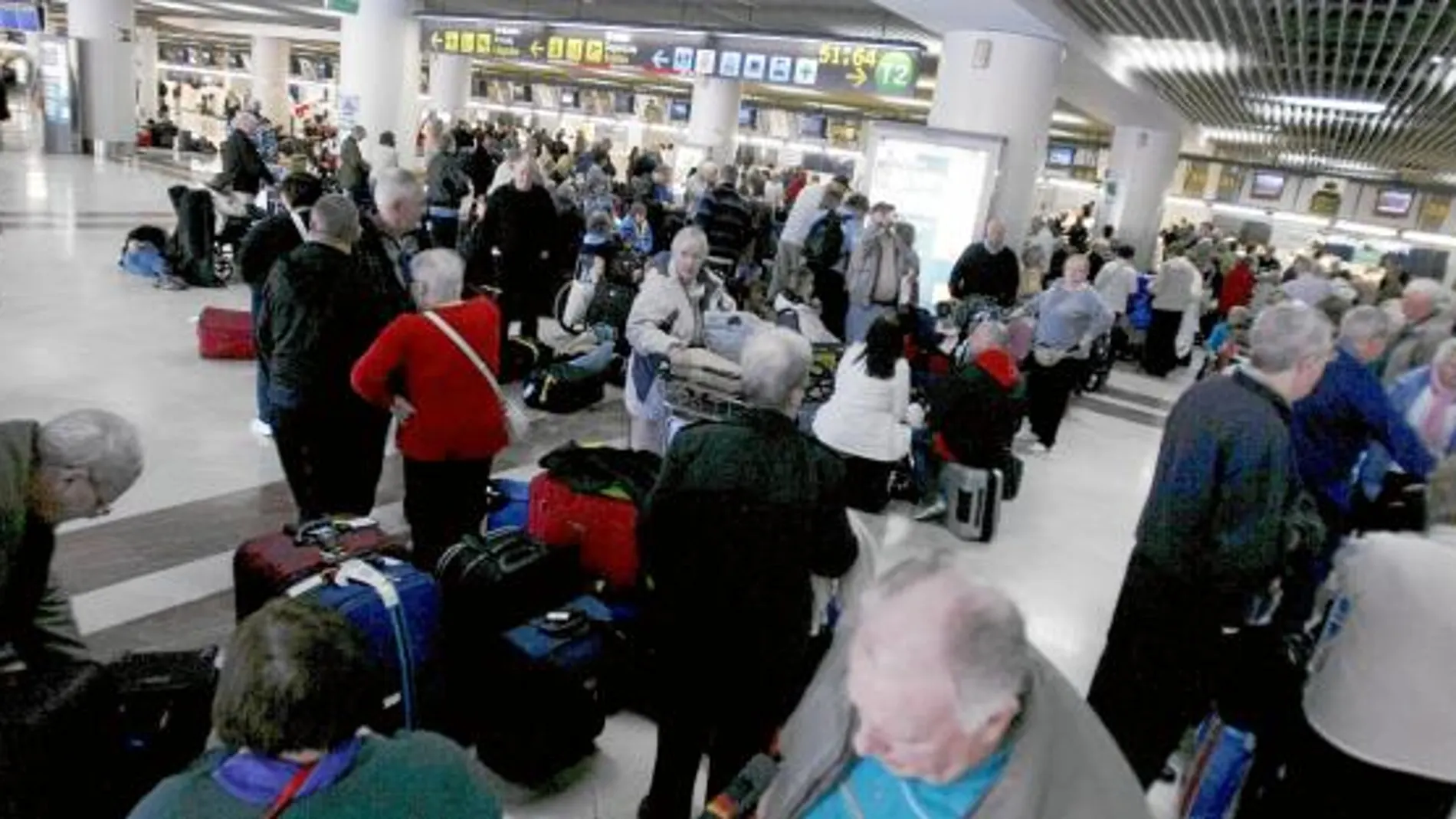 La mañana todavía se mostraba incierta y la indignación se apoderaba de los pasajeros, que aprovechaban cualquier rincón del aeropuerto para descansar.
