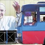 Las calles de La Habana están repletas de carteles que dan la bienvenida a Francisco, el tercer Papa que visita Cuba en 17 años