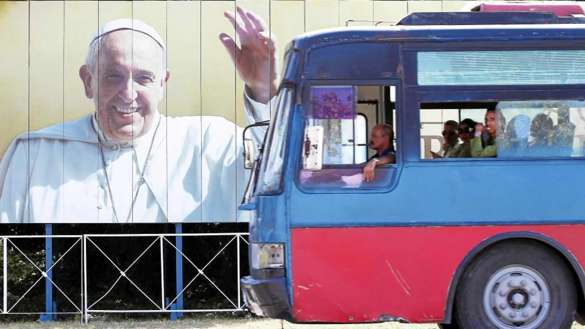 Las calles de La Habana están repletas de carteles que dan la bienvenida a Francisco, el tercer Papa que visita Cuba en 17 años