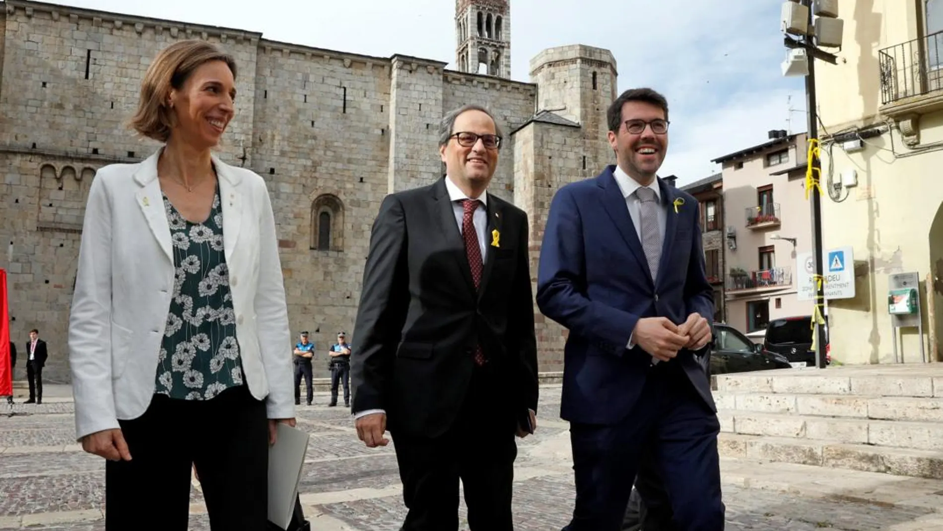 El presidente de la Generalitat, Quim Torra (c), junto al alcalde de La Seu d'Urgell, Albert Batalla (d), y la consellera de Empresa y Conocimiento, Àngels Chacón (i) / Efe