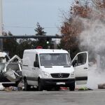 Miembros de las fuerzas especiales de la policía búlgara efectúan una explosión controlada en parte del contenido de una camioneta en la Terminal 1 del aeropuerto internacional de Sofía