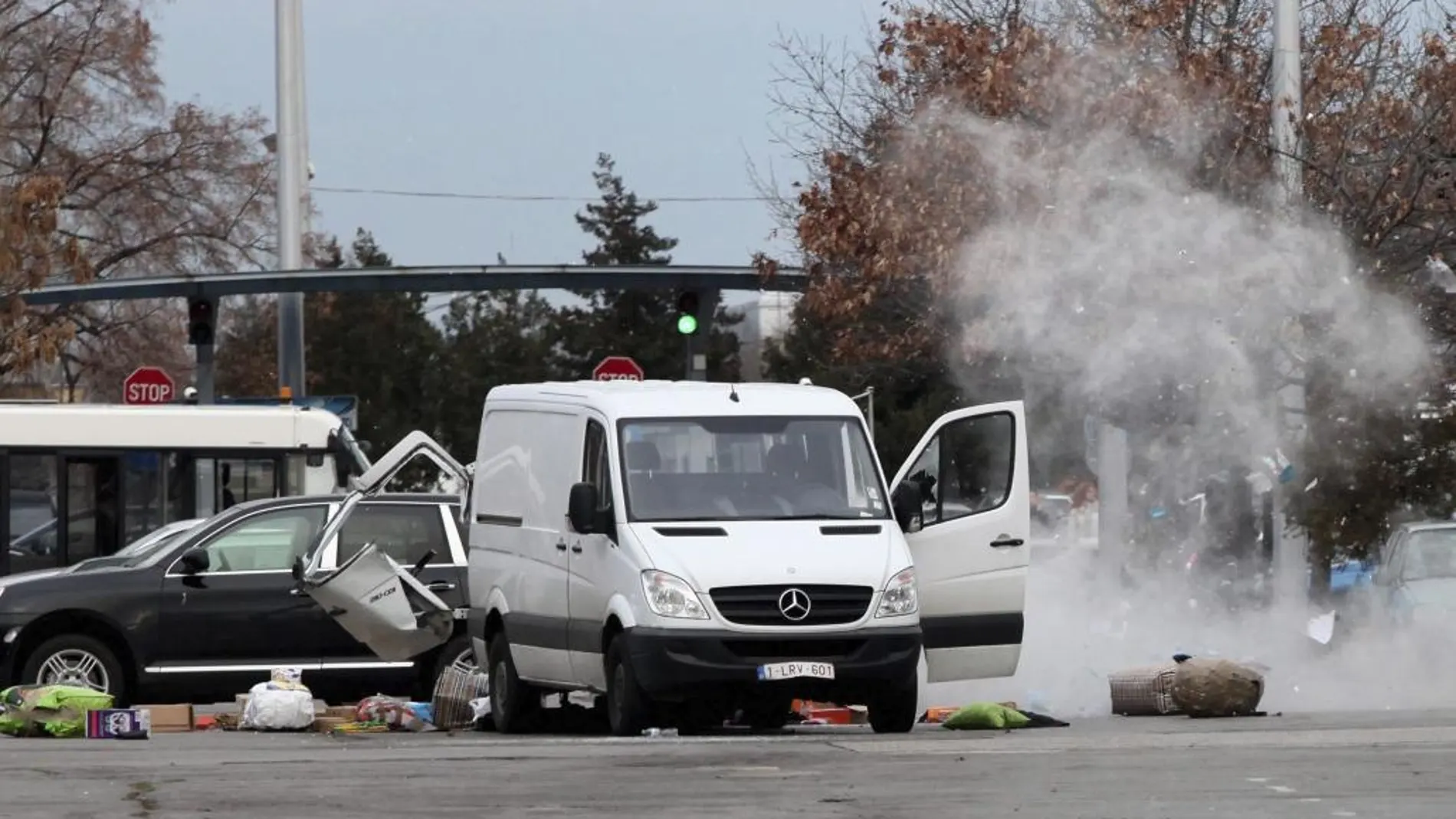 Miembros de las fuerzas especiales de la policía búlgara efectúan una explosión controlada en parte del contenido de una camioneta en la Terminal 1 del aeropuerto internacional de Sofía