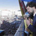 Llull saluda a los aficionados desde la sede de la Comunidad