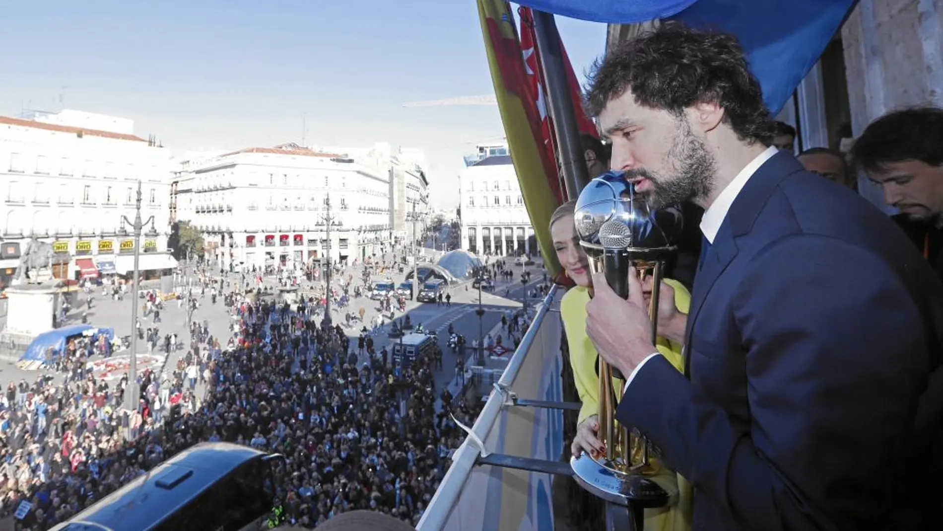 Llull saluda a los aficionados desde la sede de la Comunidad