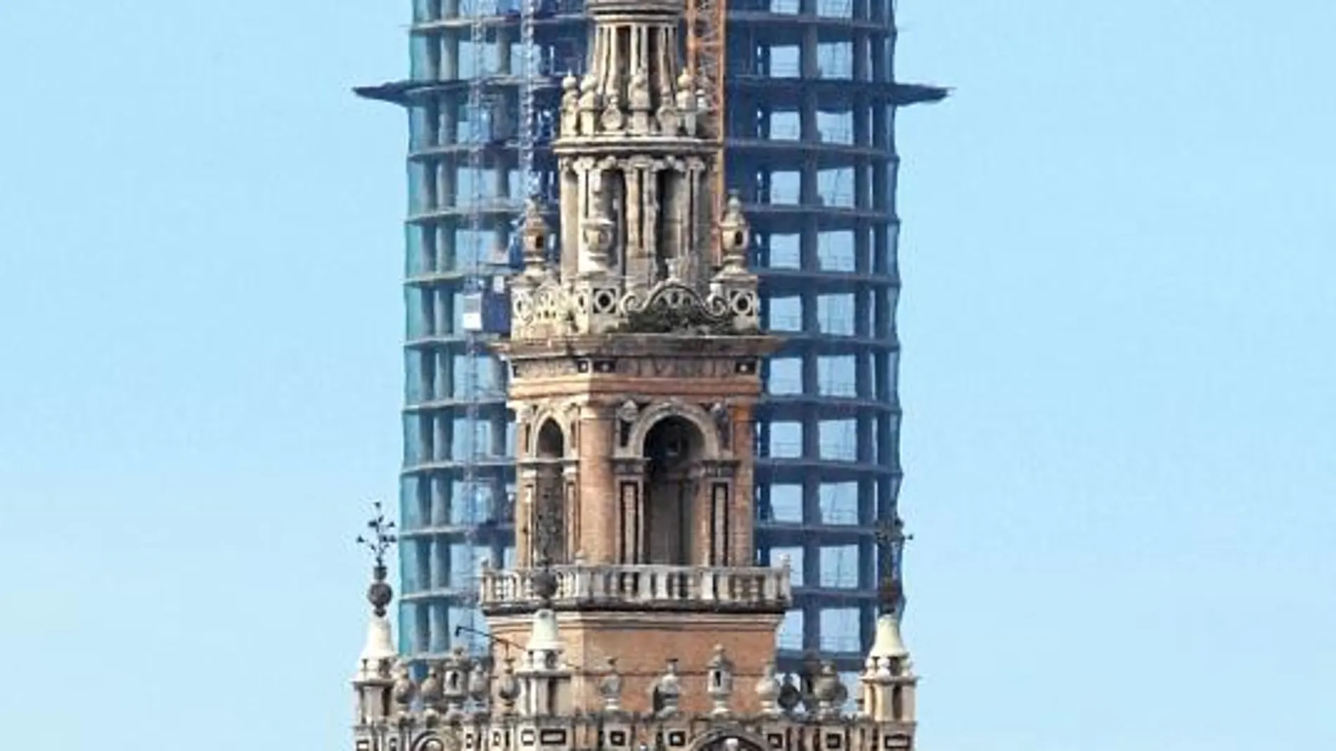 La Torre Pelli ya ha alcanzado su cota más alta, situada en los 180 metros, haciendo sombra a la Giralda