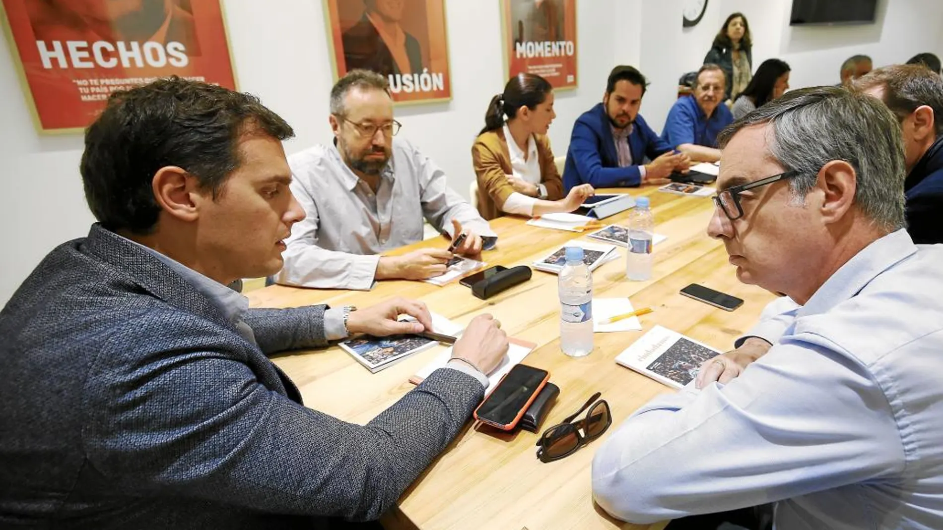 Rivera, Girauta, Villegas y otros dirigentes de Ciudadanos se reunieron ayer en Barcelona