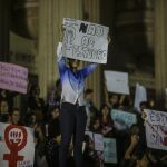 Una mujer participa en una manifestación contra la violación de una adolescente por más de 30 hombres.