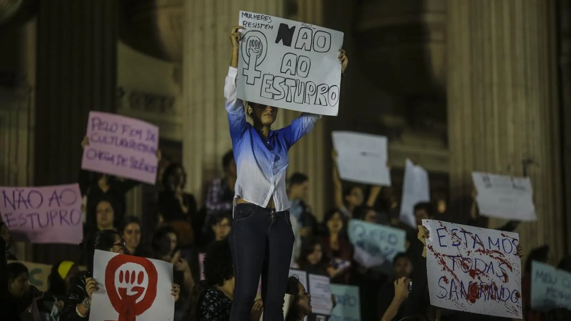 Una mujer participa en una manifestación contra la violación de una adolescente por más de 30 hombres.