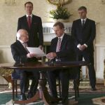 Enda Kenny ( R) y el presidente Michael D Higgins firman la orden de disolución del Parlamento irlandés