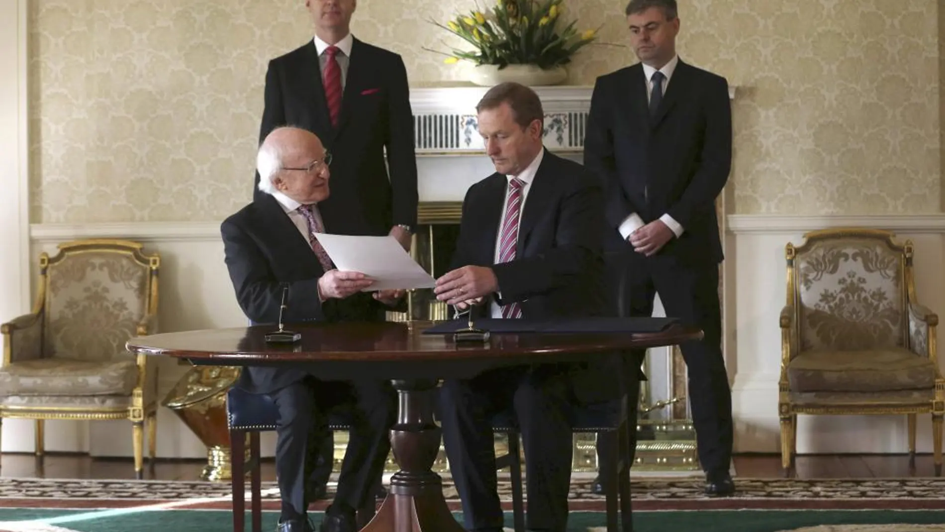 Enda Kenny ( R) y el presidente Michael D Higgins firman la orden de disolución del Parlamento irlandés