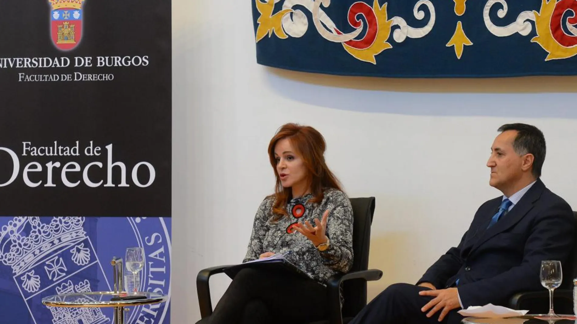 Silvia Clemente junto con el profesor Santiago Bello en la conferencia que ofreció en la Universidad de Burgos