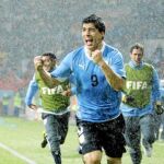 Luis Suárez, bajo la intensa lluvia, celebra eufórico el segundo gol a Corea del Sur, que permitió la clasificación de Uruguay
