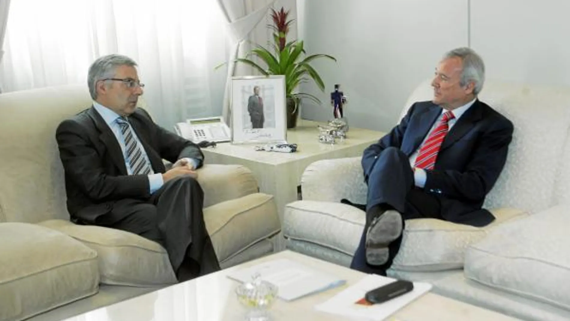 El ministro de Fomento, José Blanco, y el presidente de la Región de Murcia, Ramón Luis Valcárcel, en el encuentro que mantuvieron el pasado año
