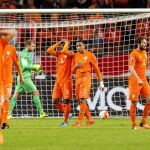 Jugadores del equipo holandés reaccionan hoy, martes 13 de octubre de 2015, durante el partido entre Holanda y República Checa clasificatorio a la Eurocopa 2016 en Amsterdam, Holanda.