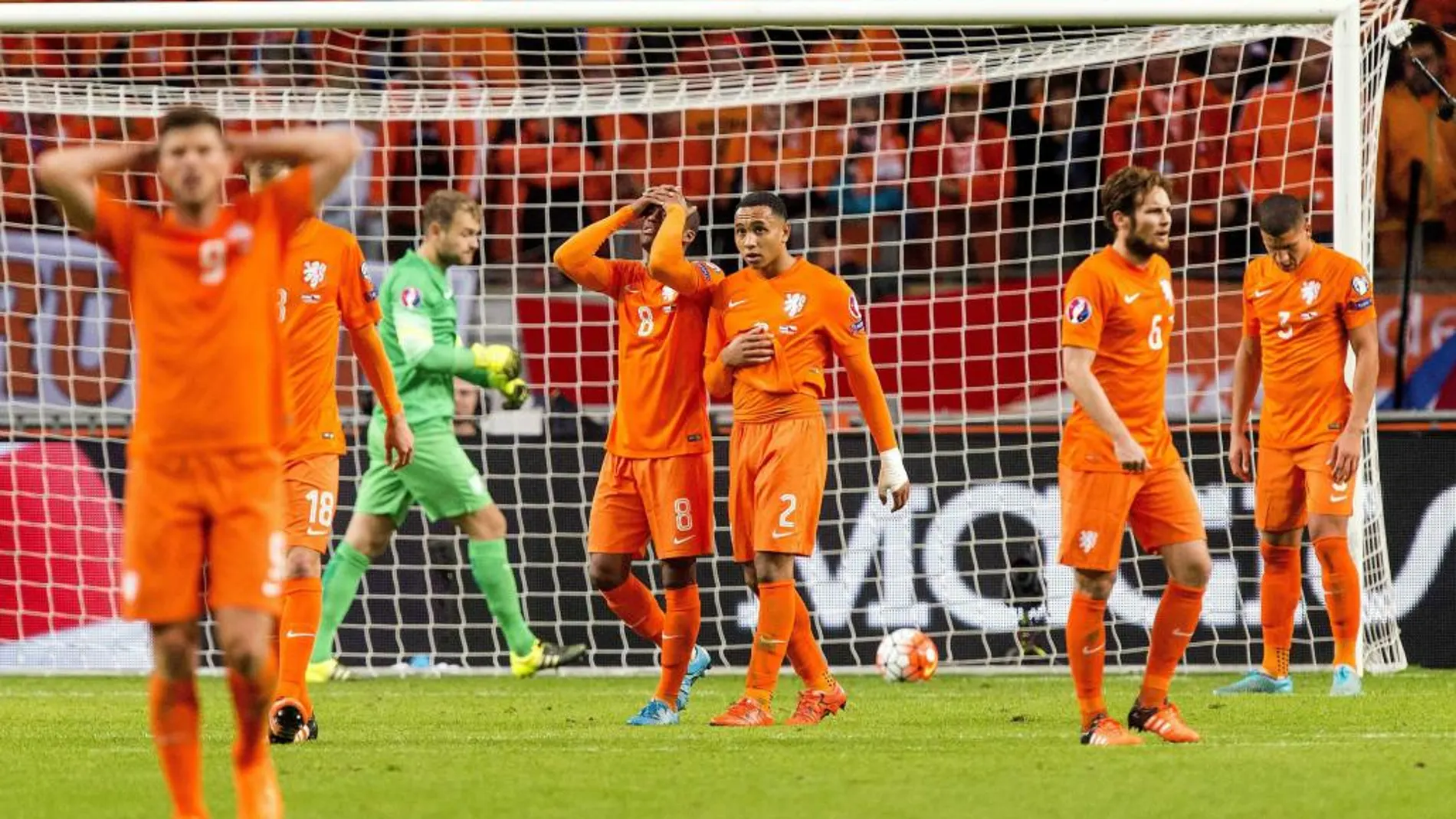 Jugadores del equipo holandés reaccionan hoy, martes 13 de octubre de 2015, durante el partido entre Holanda y República Checa clasificatorio a la Eurocopa 2016 en Amsterdam, Holanda.