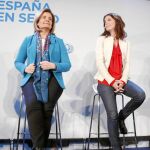 La ministra de Empleo, Fátima Báñez, y la vicesecretaria de Estudios y Programas del PP, Andrea Levy, ayer en Madrid