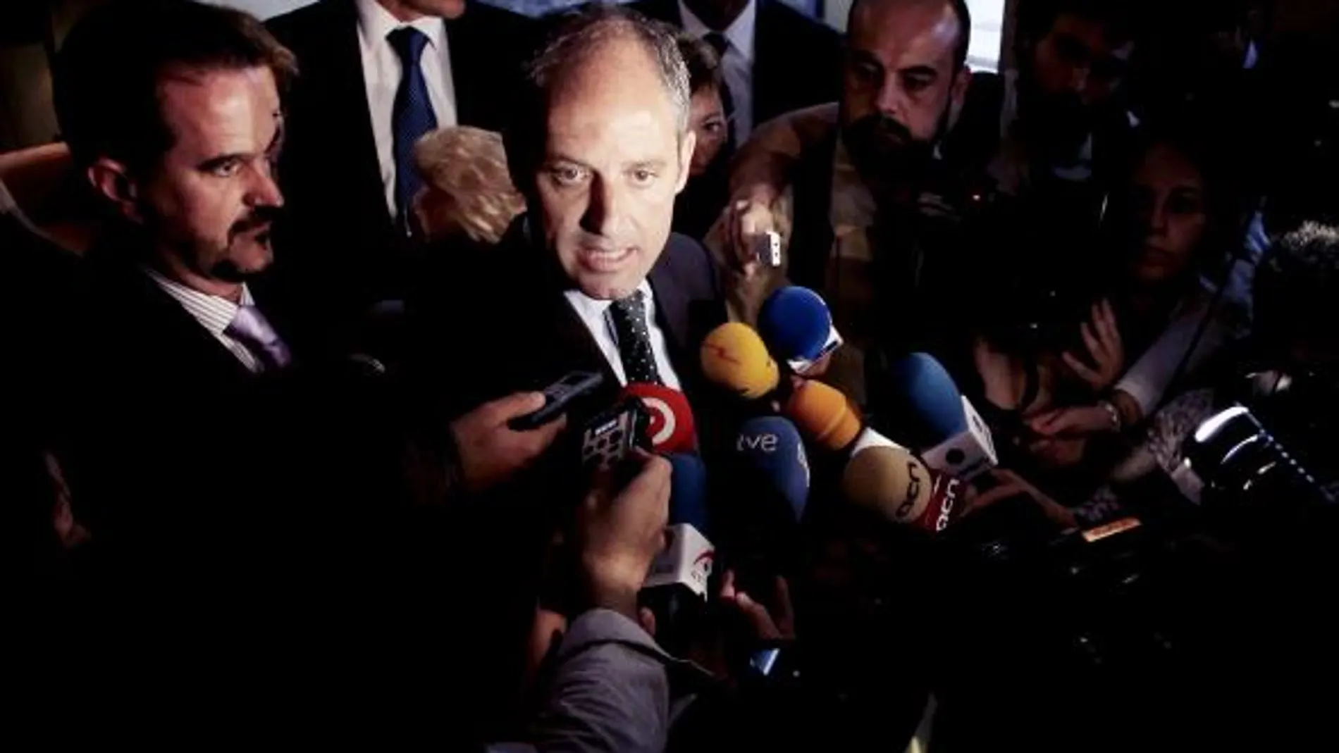 El presidente de la Generalitat, Francisco Camps, se dirige a los periodistas