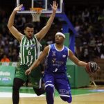 El escolta británico del Real Betis Energia Plus, Luke Nelson trata de robar el balón al base estadounidense del San Pablo Burgos, Corey Fisher