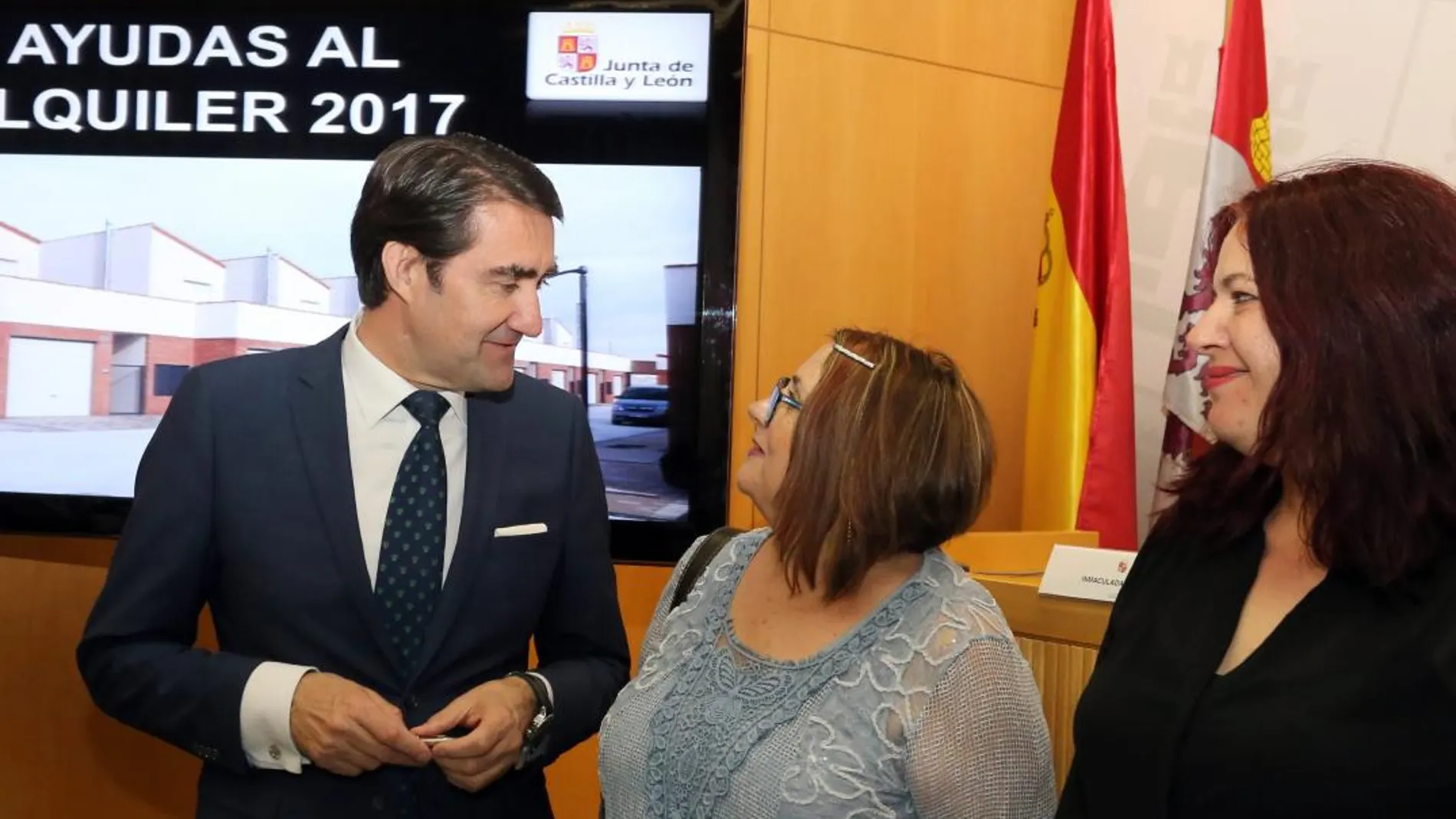 Juan Carlos Suárez-Quiñones hace balance de las ayudas al alquiler acompañado por las representantes de UGT y CC OO, Azucena Pérez e Inmaculada de Pablo