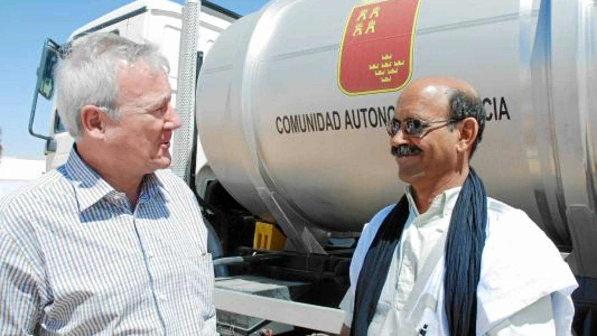 El presidente Valcárcel, junto al ministro de Cooperación saharaui, Salek Baba, durante su visita a la potabilizadora