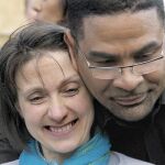 Debbie Purdy, feliz con su marido, Omar Puente, tras conocer la noticia
