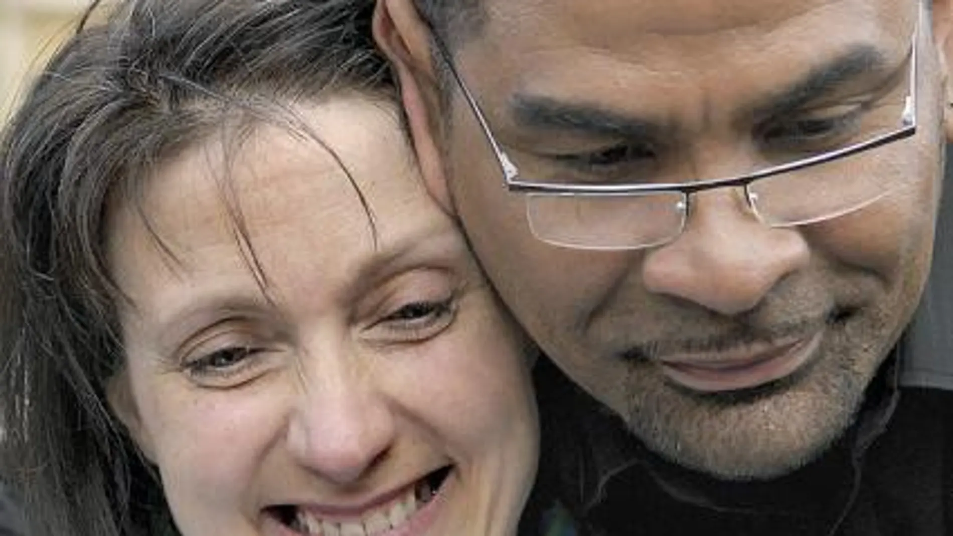Debbie Purdy, feliz con su marido, Omar Puente, tras conocer la noticia