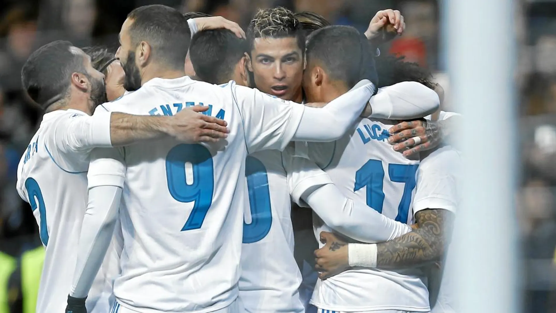Ronaldo celebra con el resto de sus compañeros uno de los goles del pasado sábado