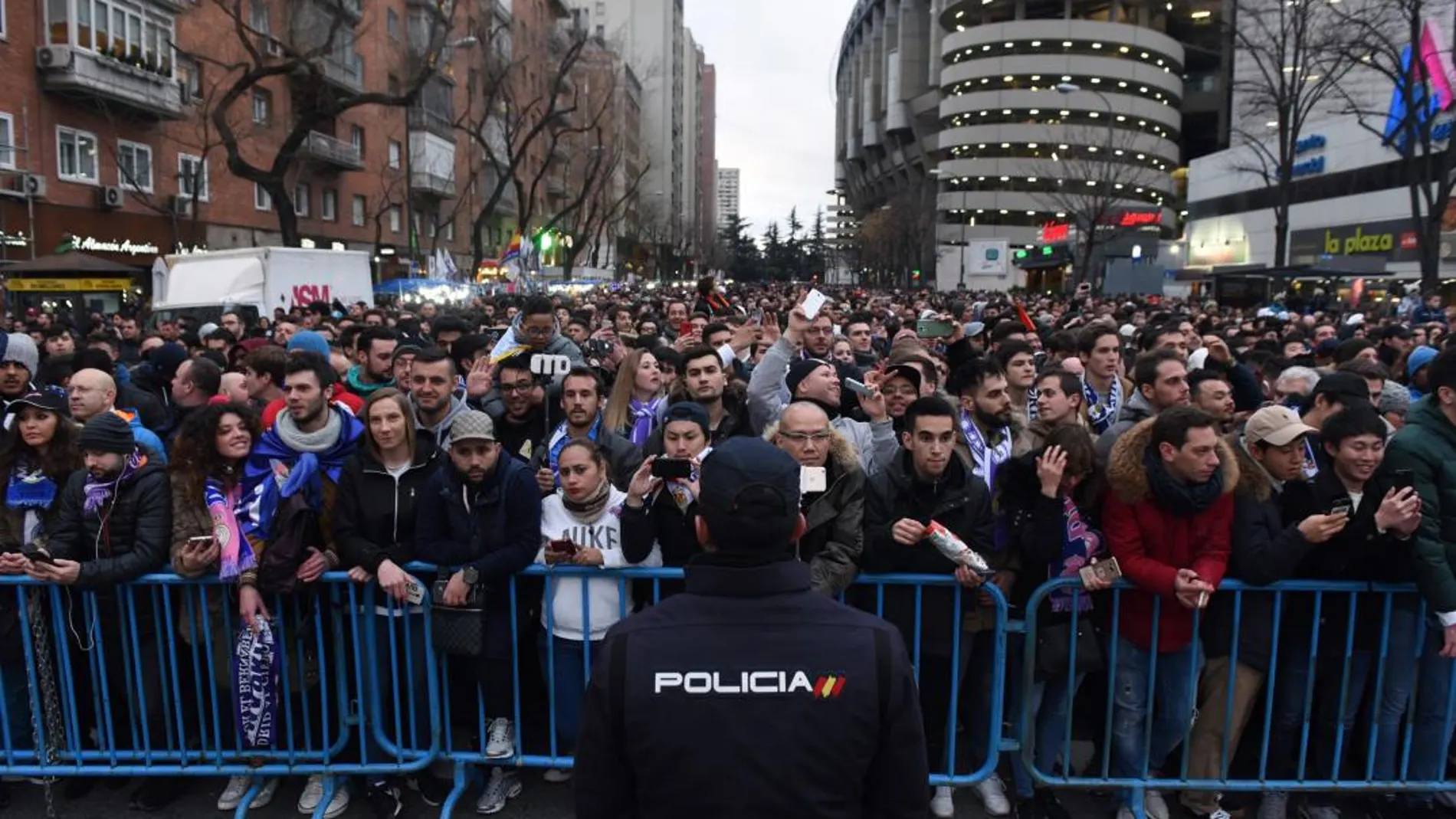 Inmediaciones del estadio Santiago Bernabéu antes del inicio del partido de ida