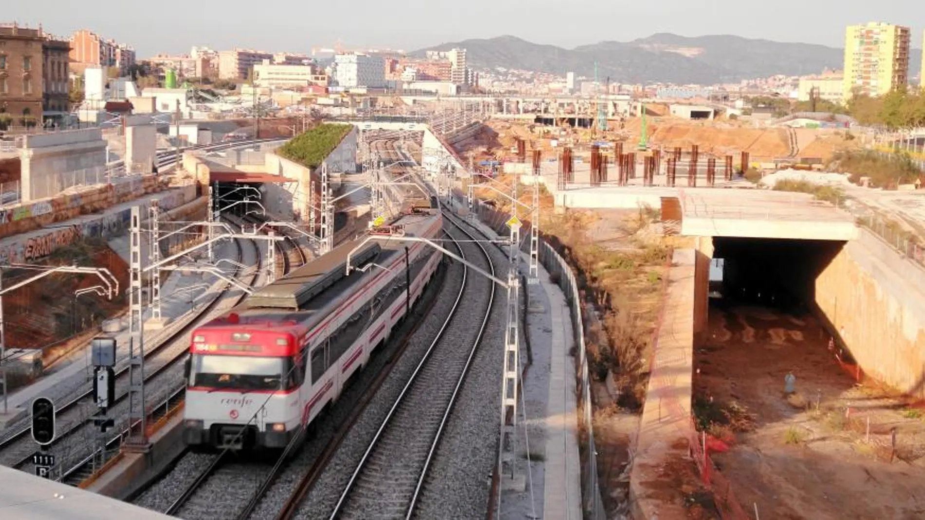 La playa de vías de La Sagrera separa los barrios de Sant Andreu y el Bon Pastor