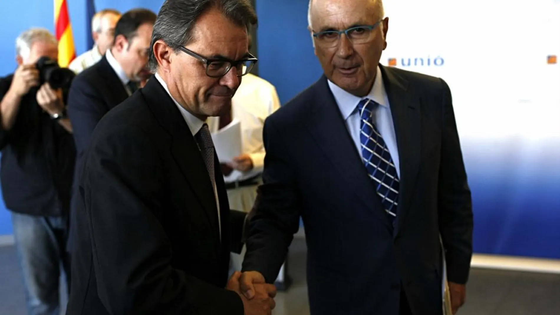 El presidente de la Generalitat, Artur Mas(i), se despide del líder de Unió, Josep Antoni Duran Lleida(d),